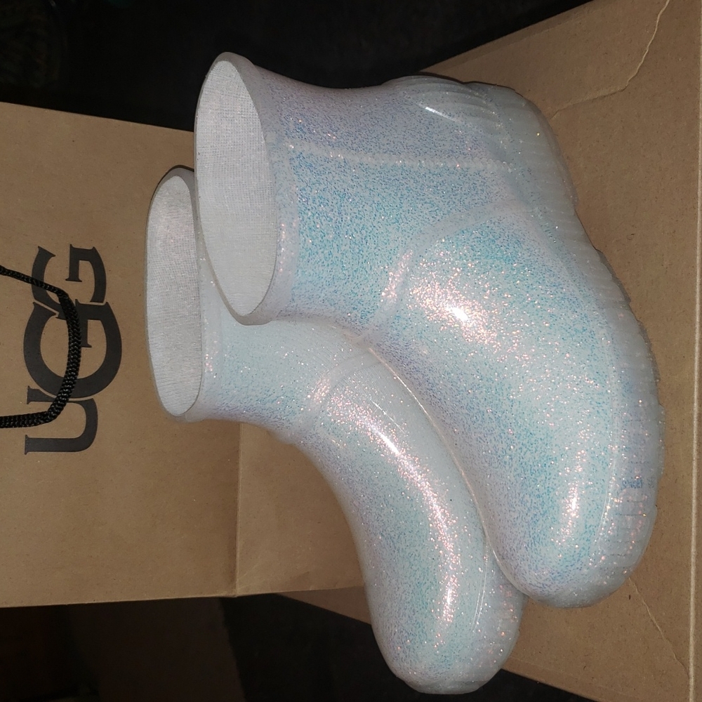 NWOB- UGG Kids Drizlita Glitter size 5c/ Women's 6/ EU 37 IN Glitter Glam